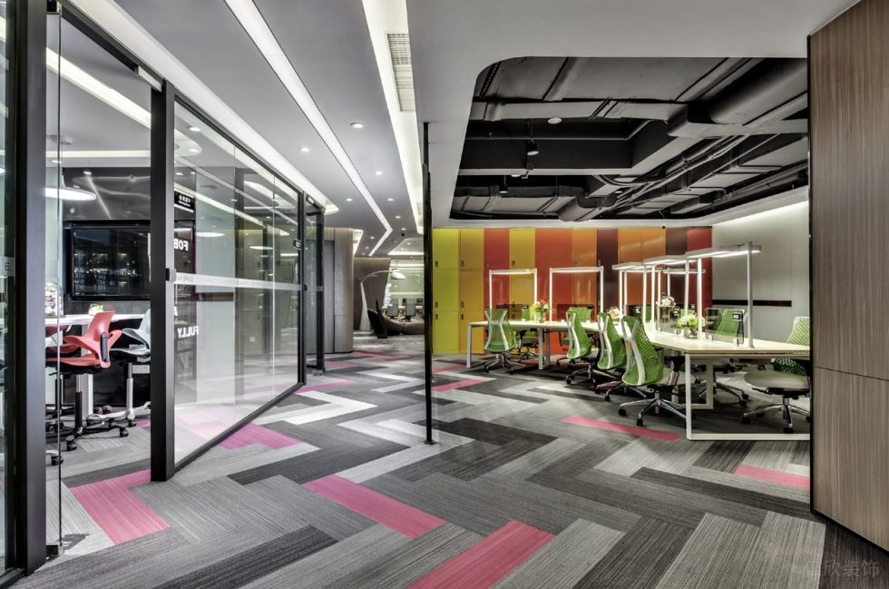 浅色调科幻现代风办公室装修设计工作区绿色办公椅