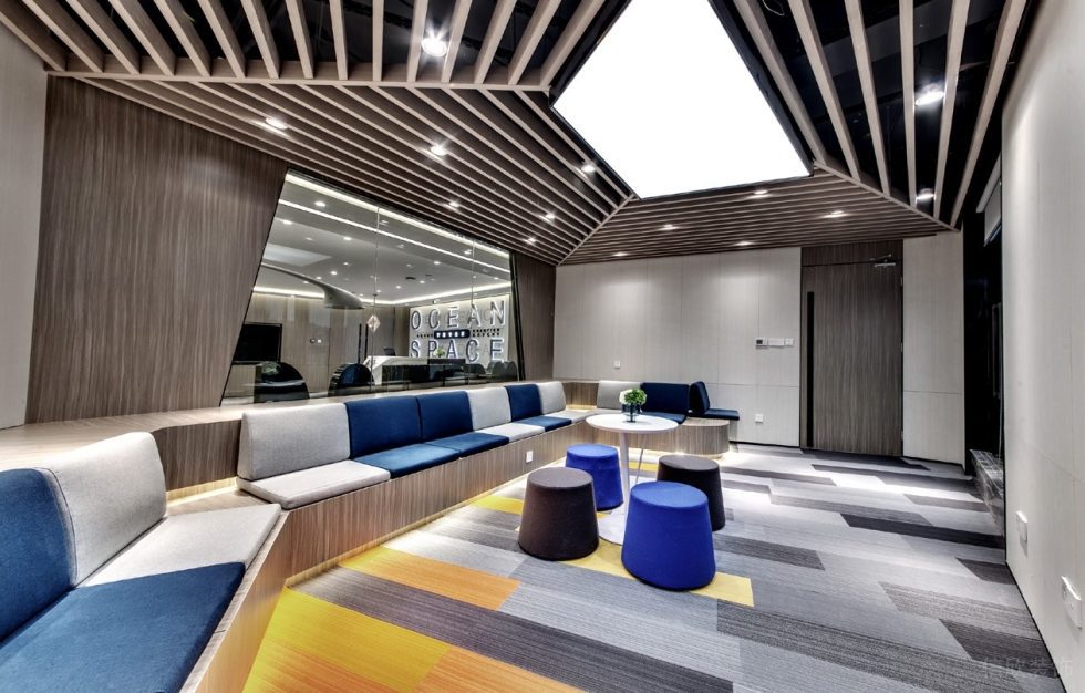 浅色调科幻现代风办公室装修设计休息室曲线型沙发