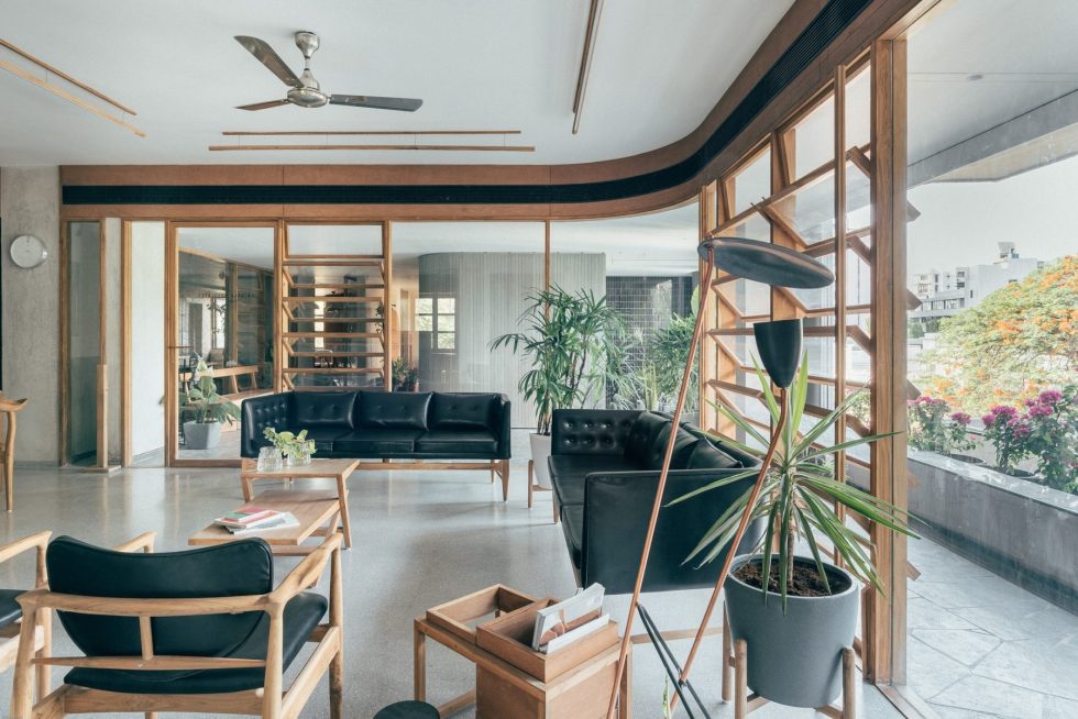 清新原木风办公室装修设计木质框架皮革沙发