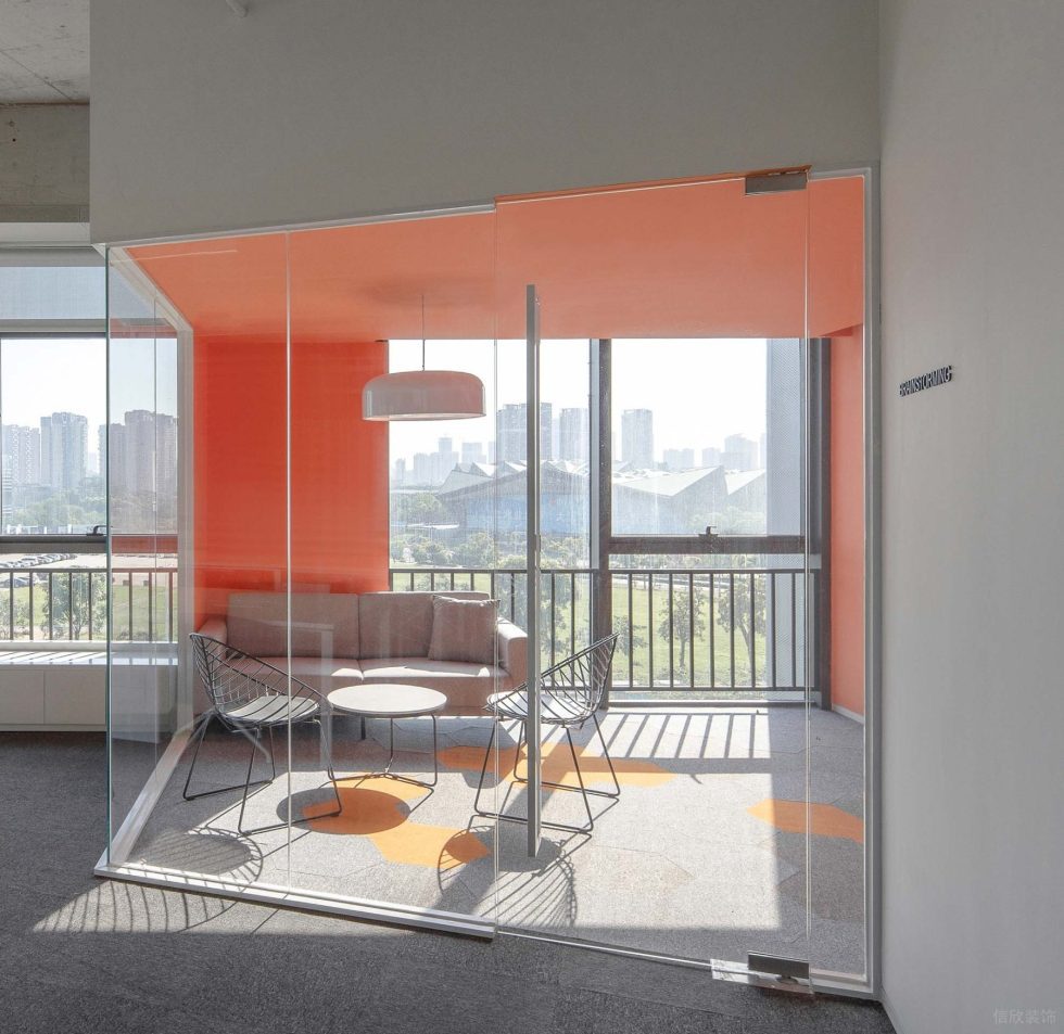 时尚极简风办公室装修设计橙色调接待室