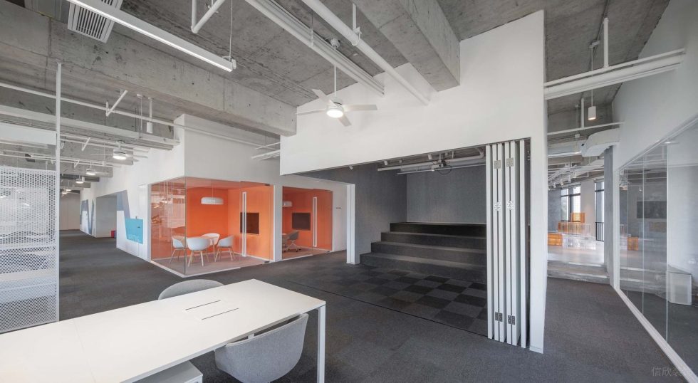 时尚极简风办公室装修设计灰色调阶梯式活动区
