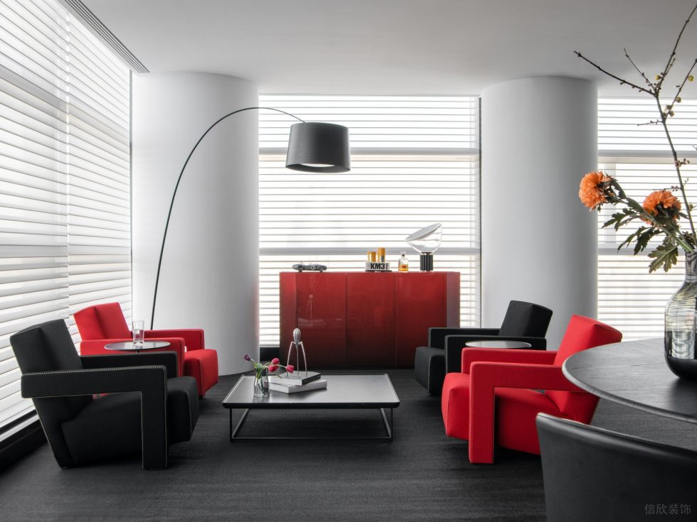 时尚金属风办公室装修设计 休息区黑色红色沙发座椅