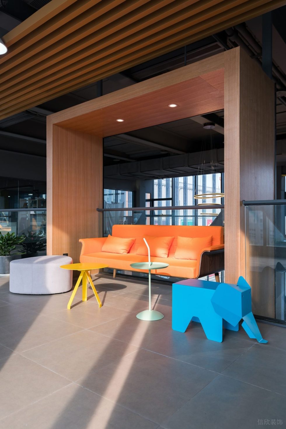 深色现代风办公室装修设计橙色三人位沙发