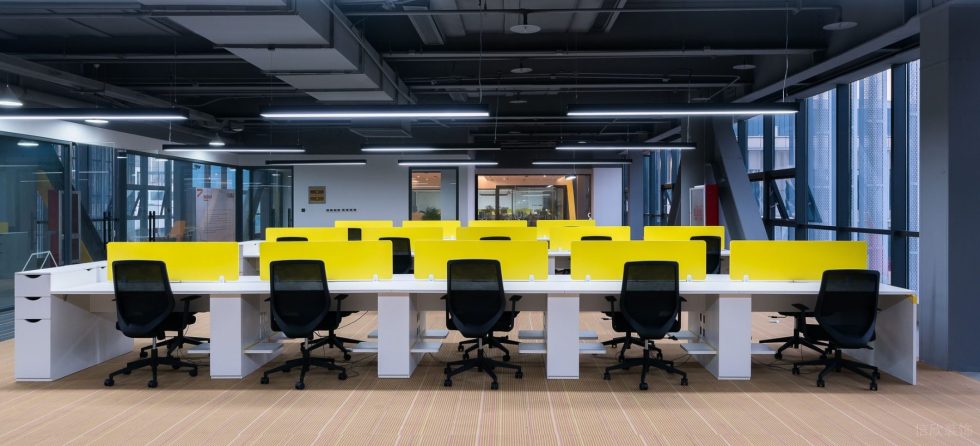 深色现代风办公室装修设计黄白色工作台