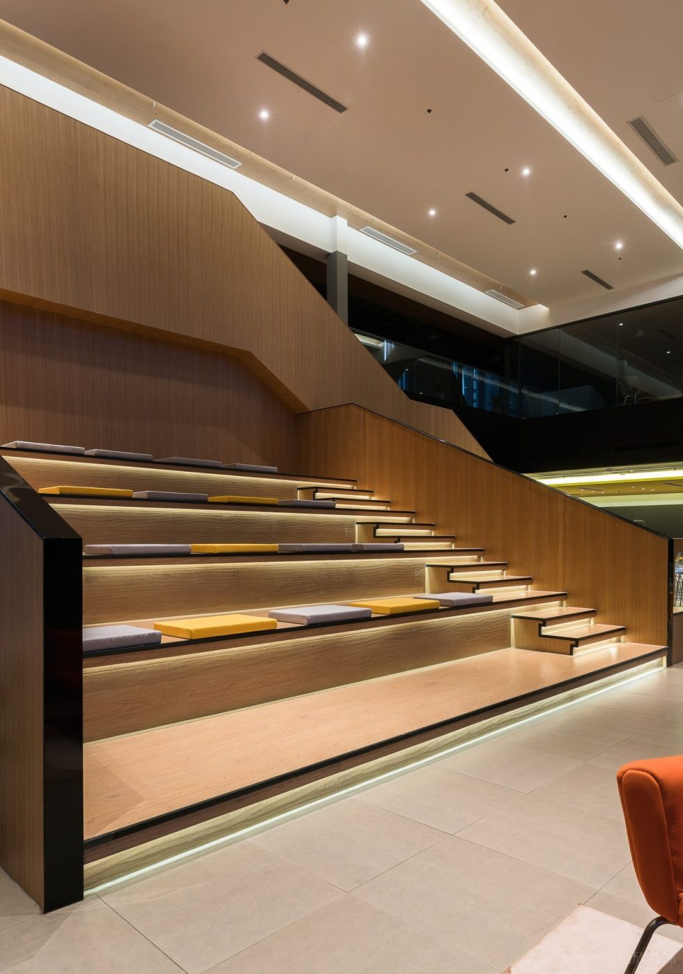 深色现代风办公室装修设计木纹色阶梯休闲区