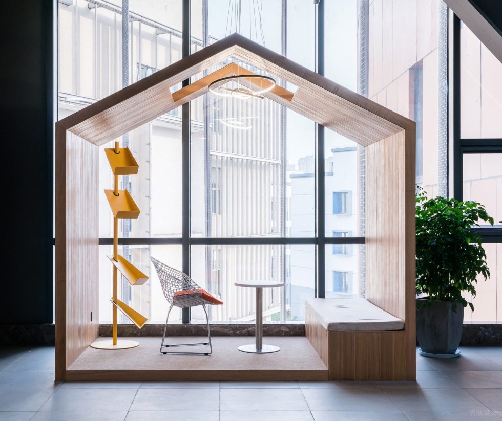 深色现代风办公室装修设计木屋造型休息区