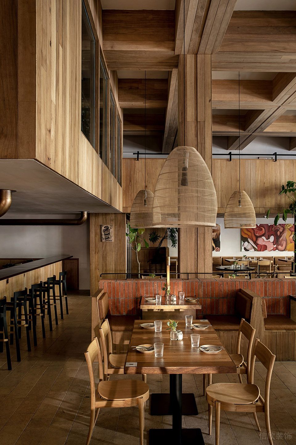 舒适原木风餐厅天然实木天花装修设计