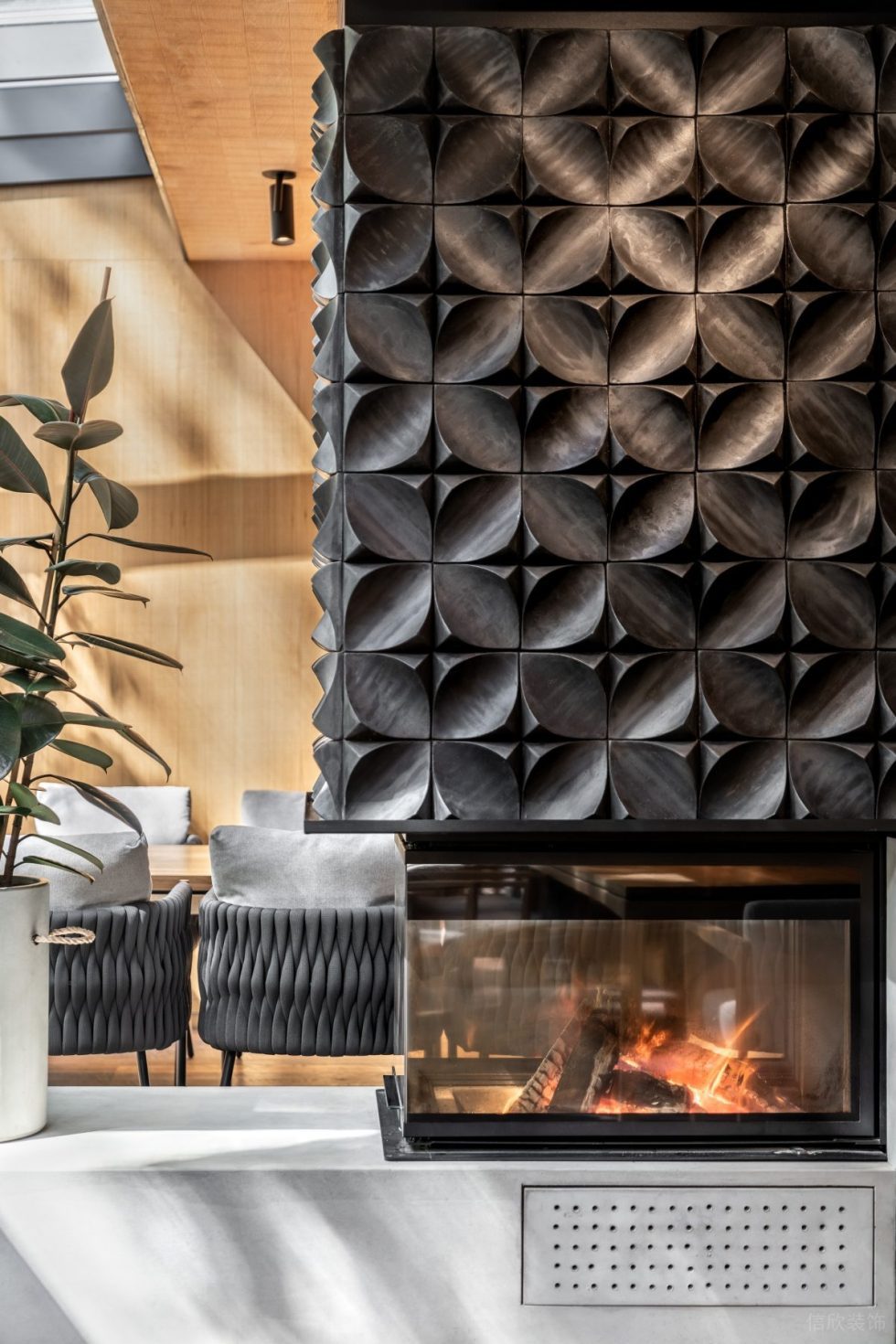 森系休闲风西餐厅菱形花纹黑柱火炉装修设计