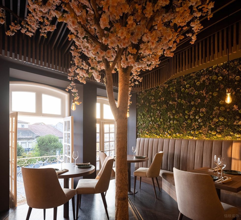 现代东南亚风西餐厅实木餐桌装修设计