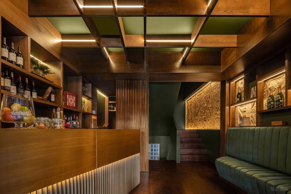 现代东南亚风西餐厅实木造型天花灯带设计图