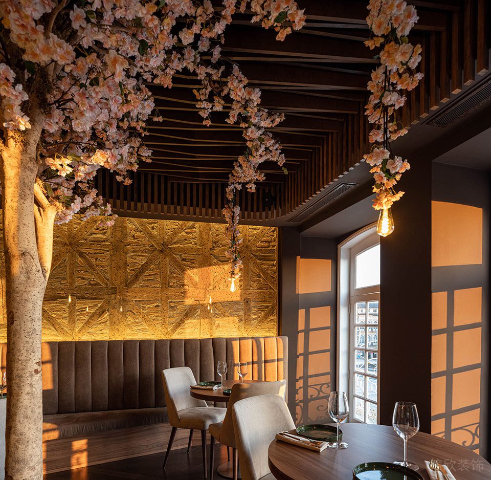 现代东南亚风西餐厅温馨吊灯装修设计