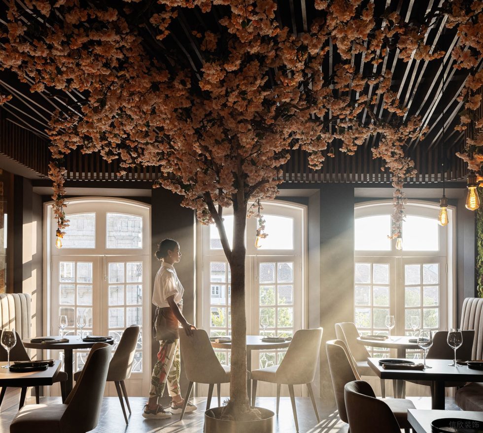 现代东南亚风西餐厅阳光桃树微弧形门装修效果图