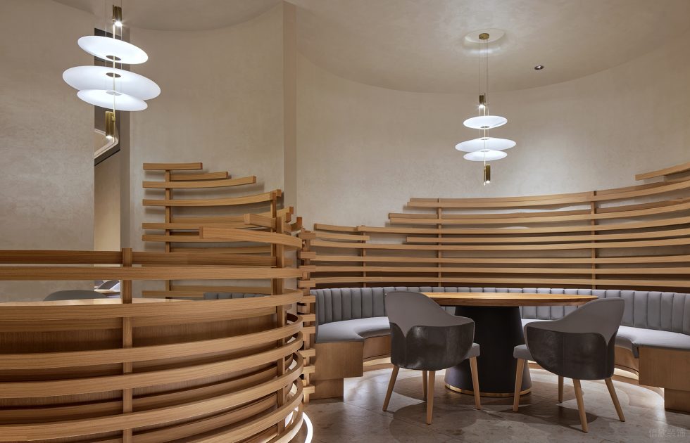 现代极简餐厅木质围挡区装修设计