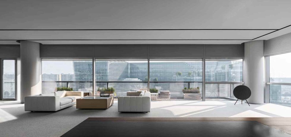 现代简约风办公室装修方案 休息区白色布艺大沙发