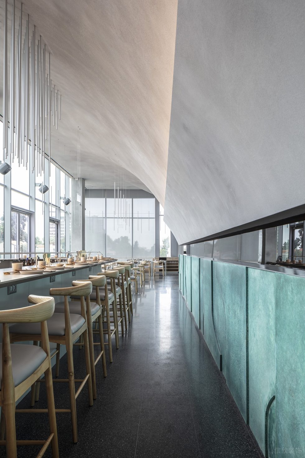 现代简约风格餐厅内部弧形灰白色顶面装修效果图