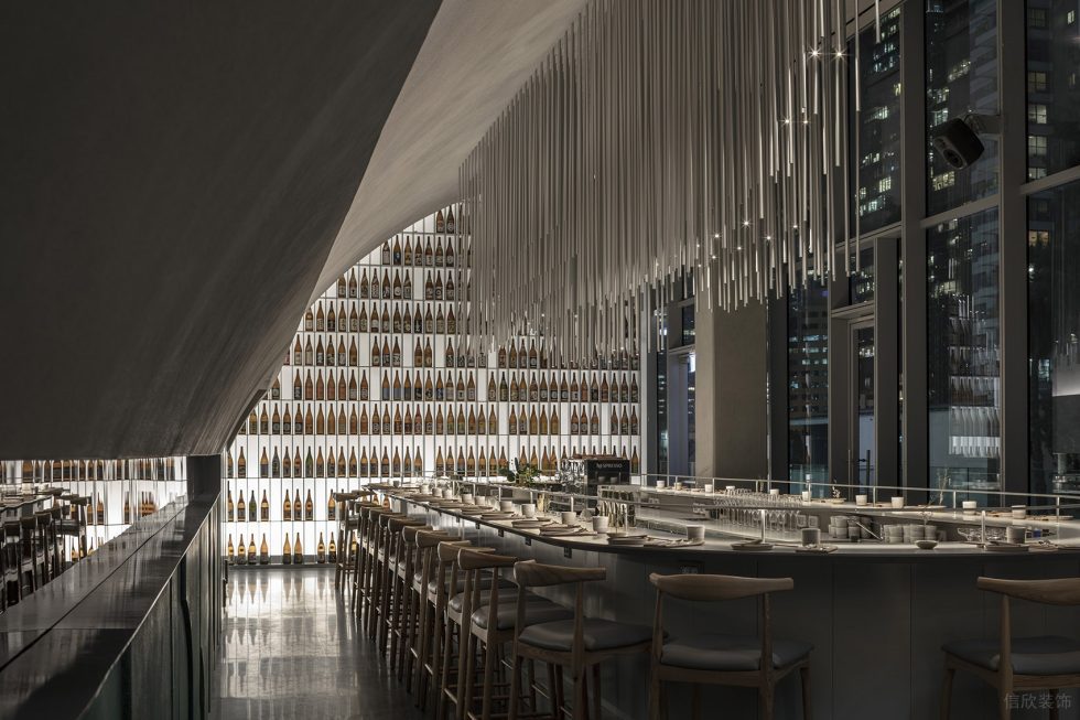 现代简约风格餐厅透明发光通顶酒柜装修设计
