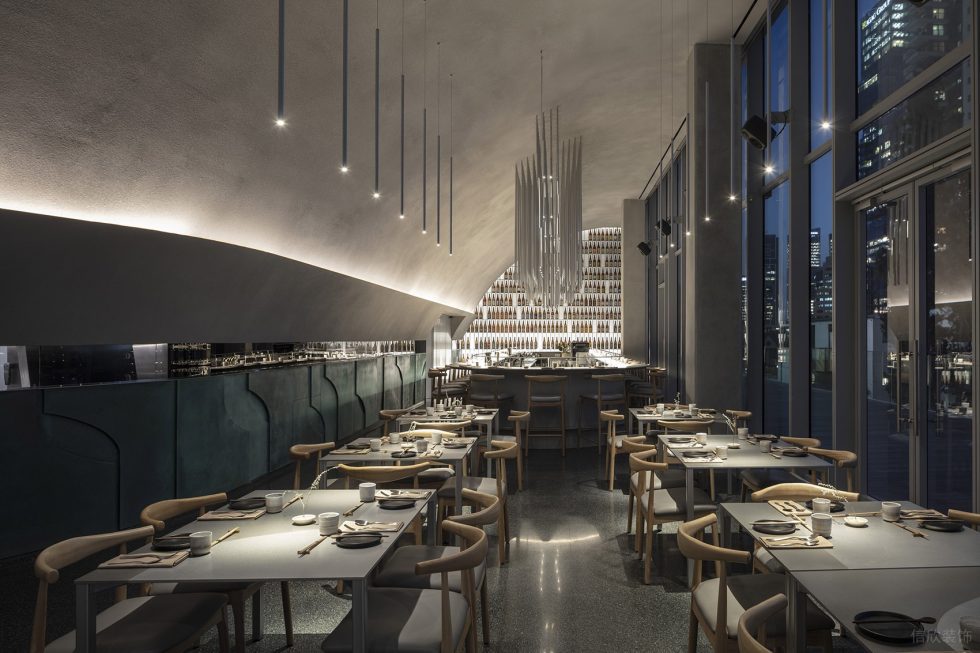 现代简约风格餐厅用餐区灰色墙面白色暗藏灯带装修设计