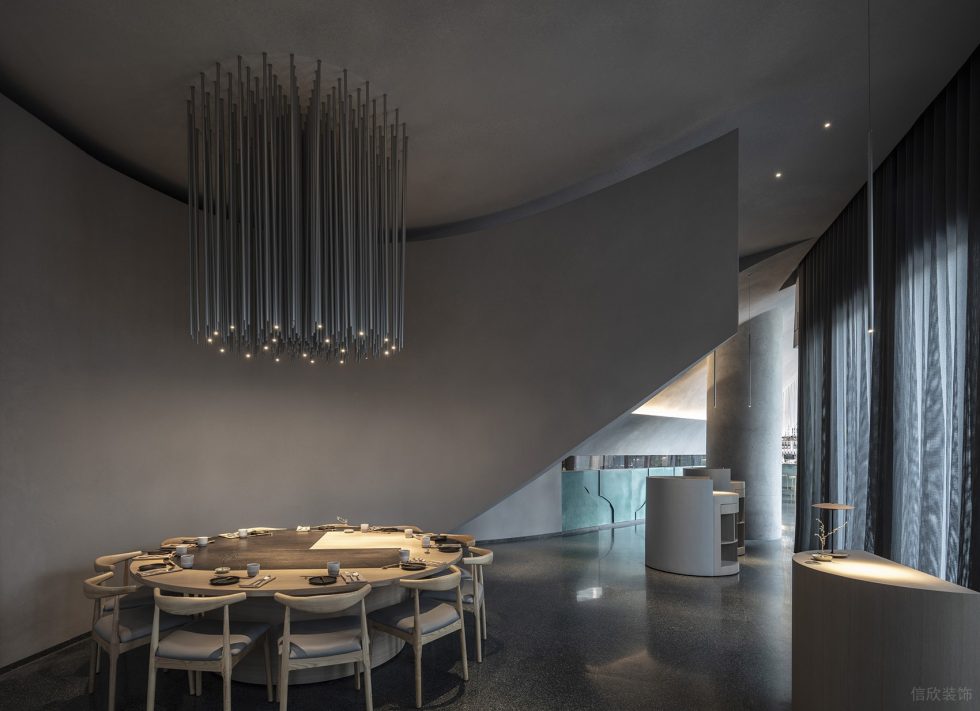 现代简约风格餐厅异形穹顶灰色金属条形灯效果图
