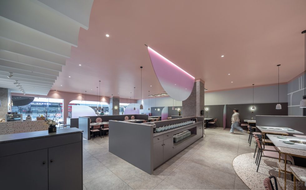 现代简约风火锅店粉色平顶天花与弧形天花对比装修效果图