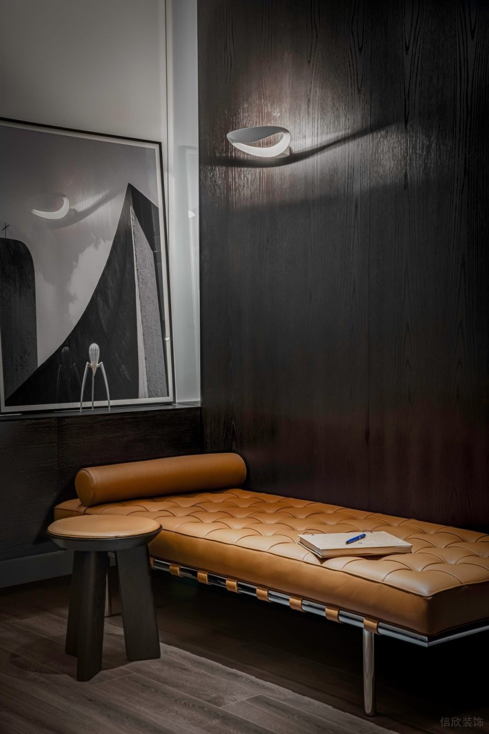 现代轻奢风办公室装修设计 休息区橙色皮质软包床垫