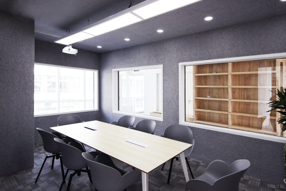 现代原木风办公室装修设计灰色会议室