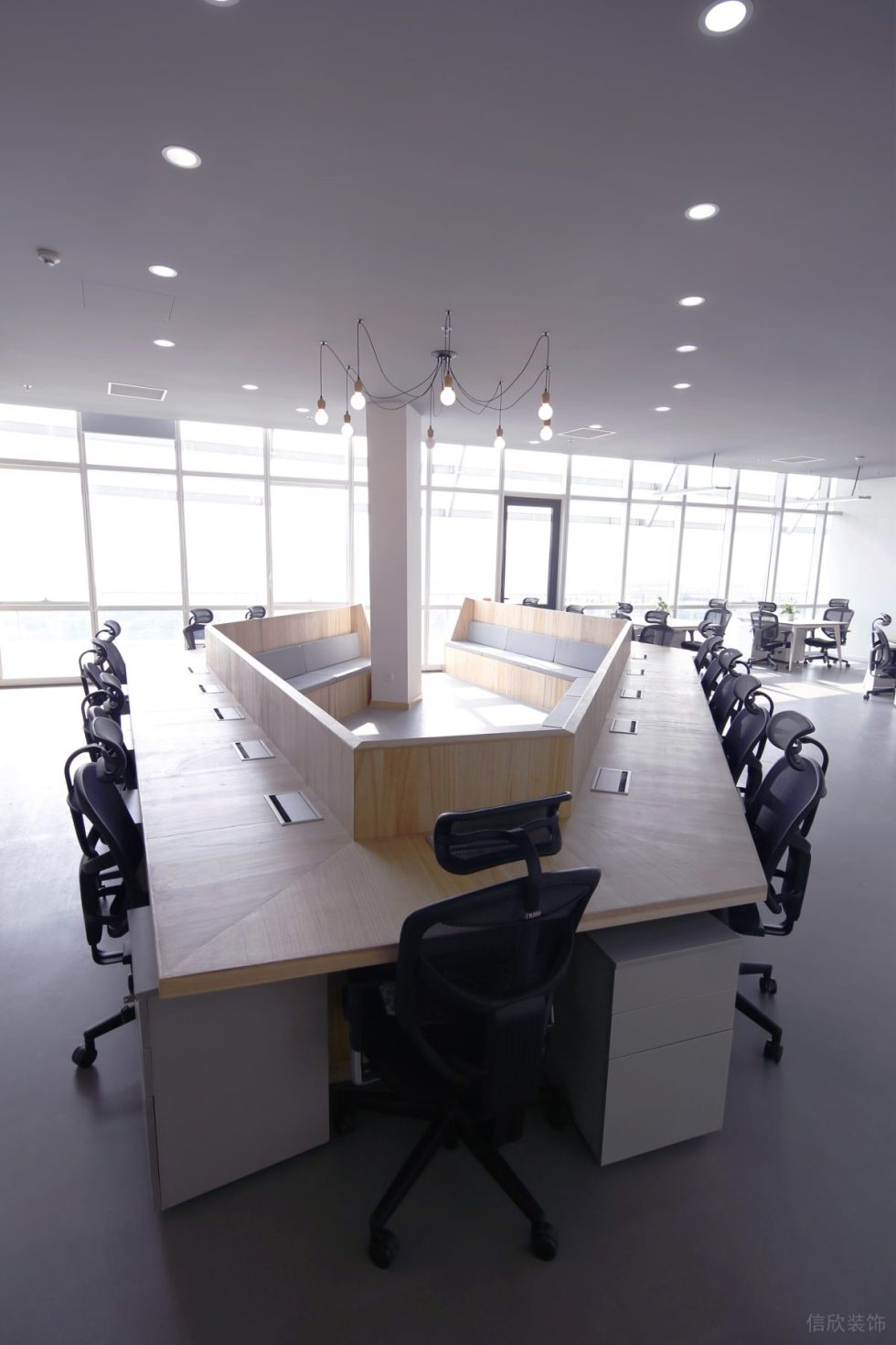 现代原木风办公室装修设计原木色创意型工作台