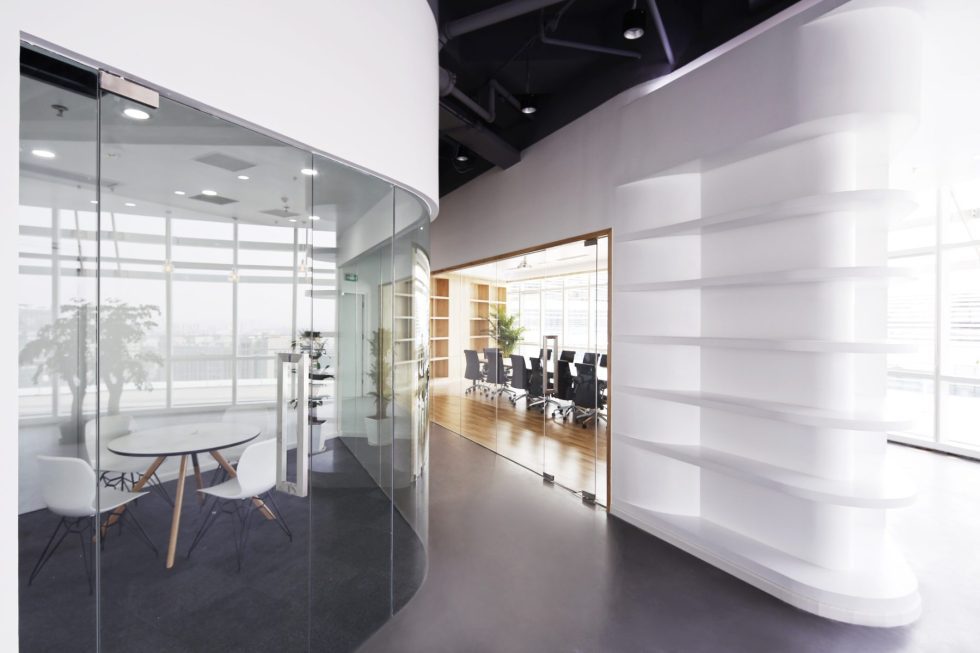 现代原木风办公室装修设计灰白色洽谈室