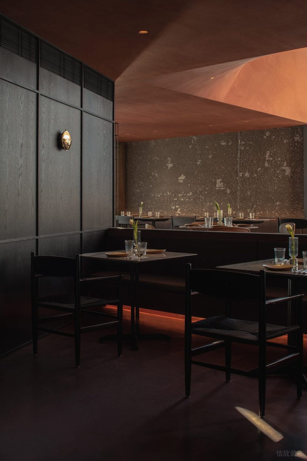 现代雅致西餐厅装修设计 黑檀木屏风