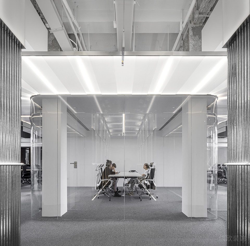 现代主义极简风办公室装修案例 透明玻璃隔断会议室