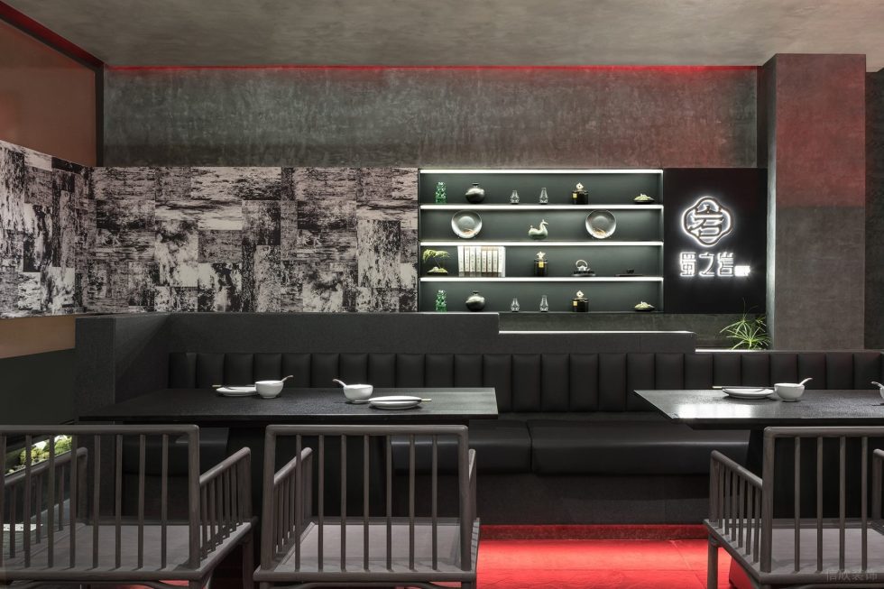 新中式中餐厅肌理背景墙置物架设计装修