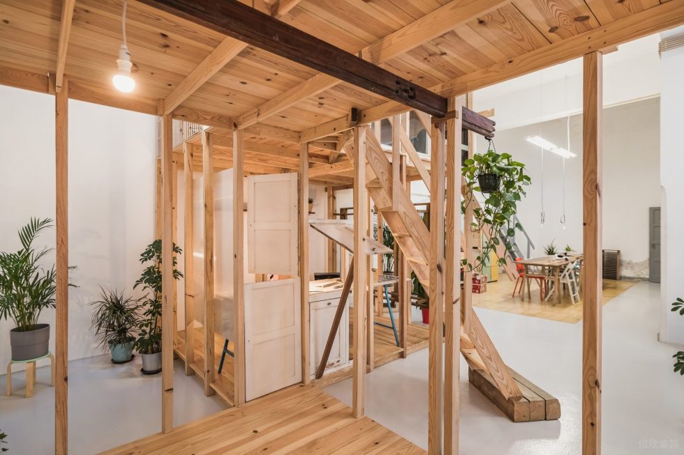原木风创意工作室装修设计 一层工作区木架结构