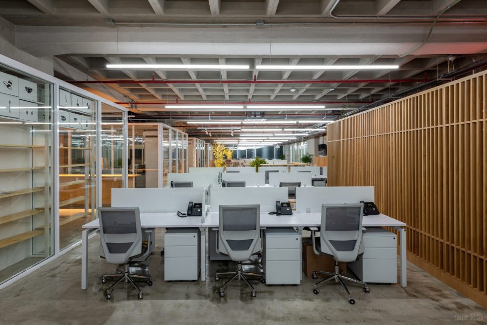 原木工业风办公室装修设计白木色办公大厅