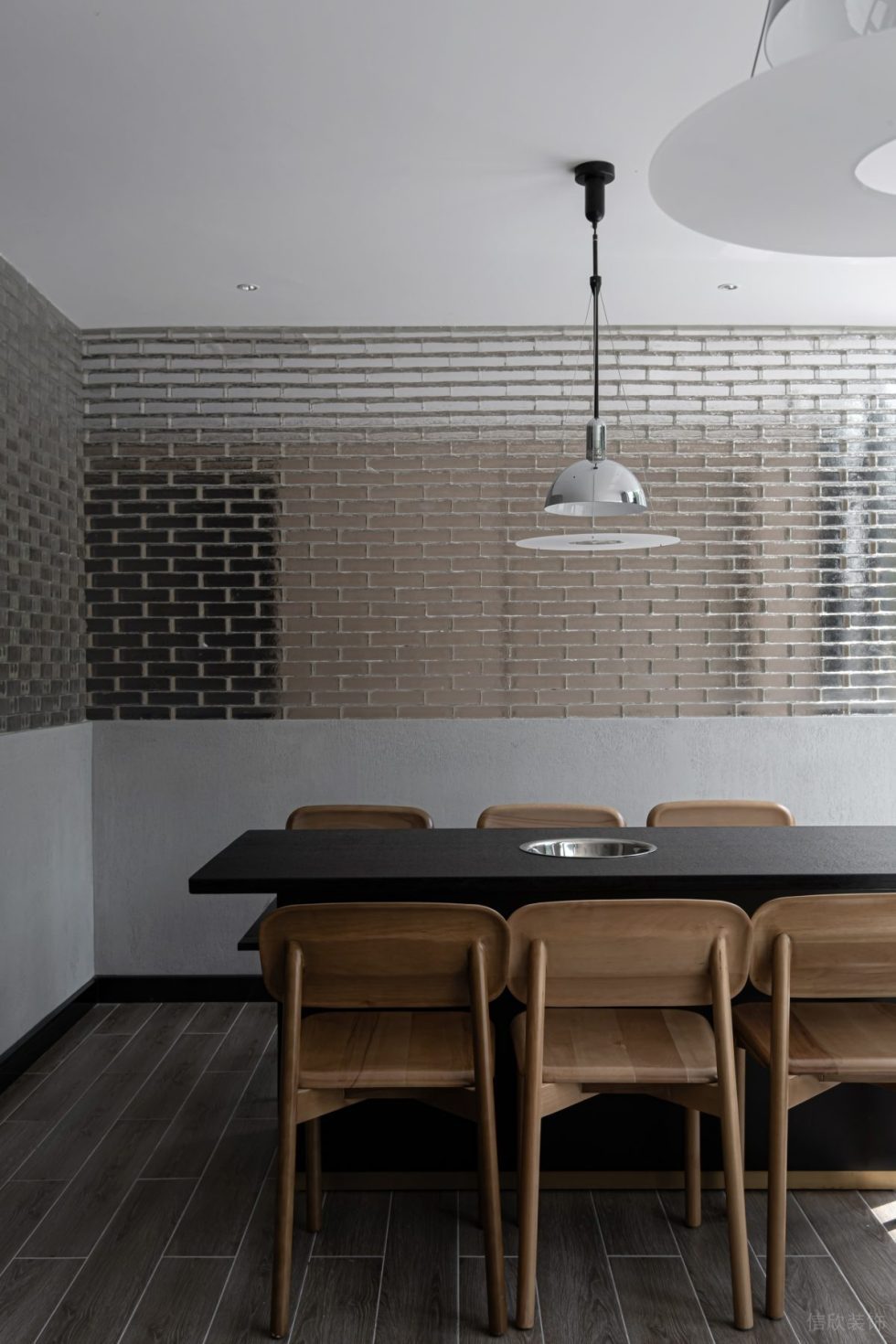 原木极简风餐厅玻璃砖隔墙装修设计效果图