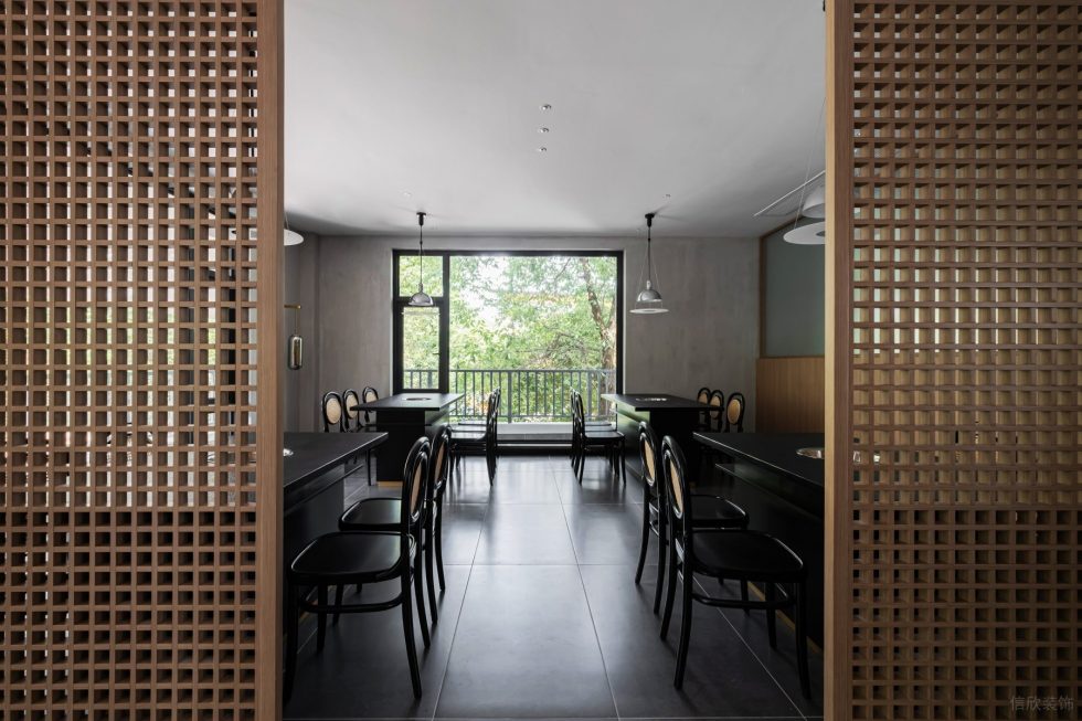 原木极简风餐厅复古黑色胡桃木靠背椅设计效果图