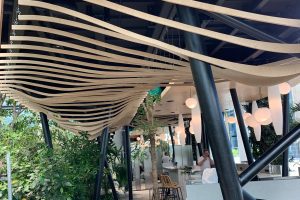 异域花园风办公室装修设计 办公区波浪造型木格栅吊顶