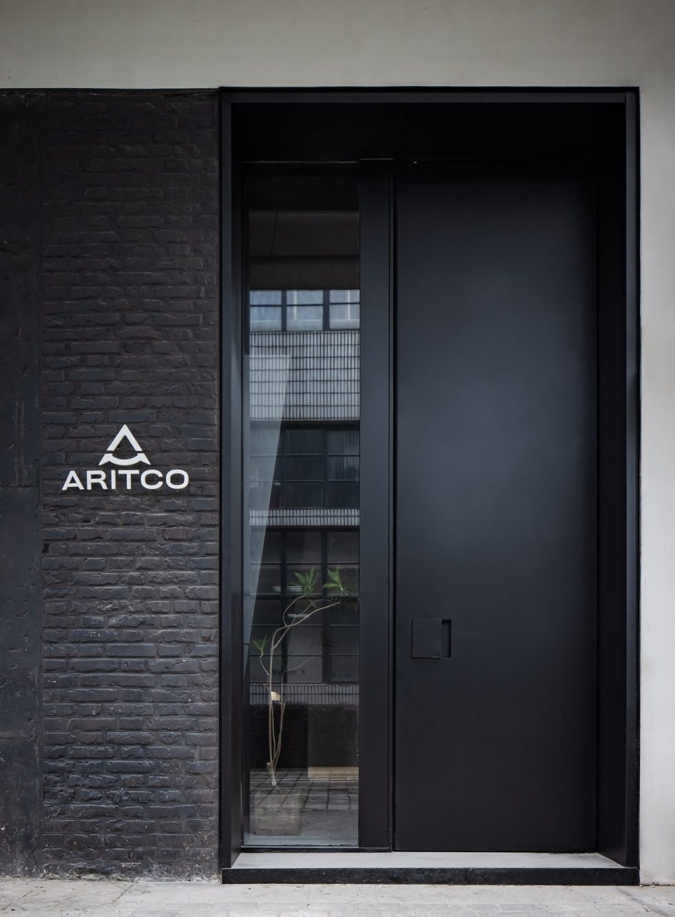 Aritco电梯展厅装修设计 外立面灰砖玻璃造型墙面