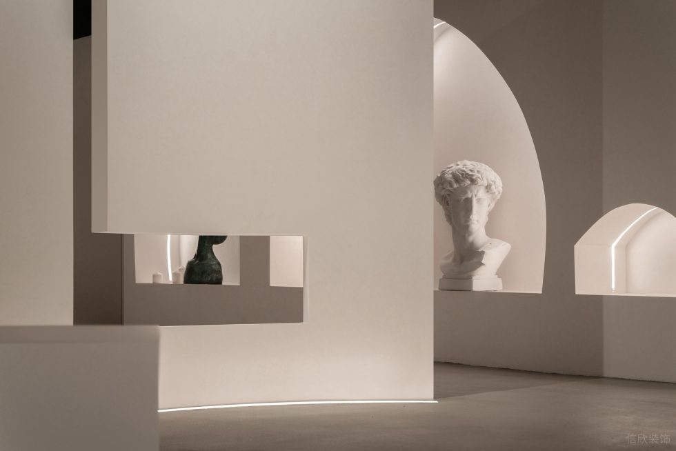 白色极简艺术雕塑品展厅装修案例 白色石膏人体面部细节雕塑