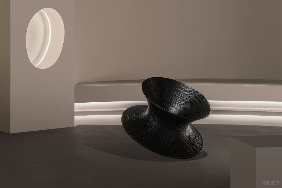 白色极简艺术雕塑品展厅装修案例 黑色圆圈纹路开口陶器
