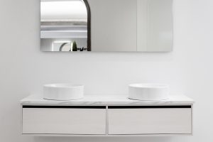白色主调卫浴展厅装修方案 白色烤瓷洗手盆