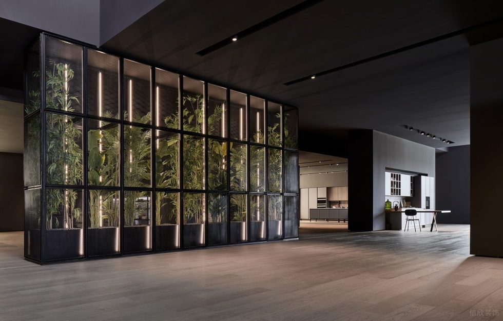 沉静深色调橱柜展厅装修设计方案 黑色框架网格绿植带