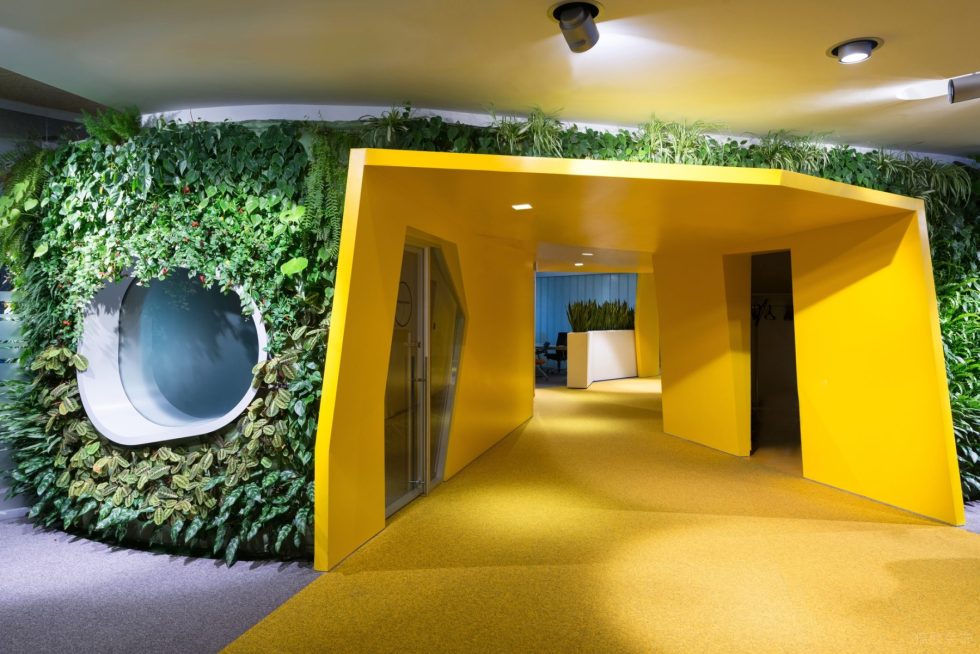 多彩现代风办公室装修设计鲜黄色曲面造型入口门洞