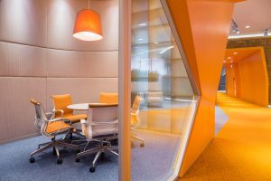 多彩现代风办公室装修设计亮橙色洽谈室效果图