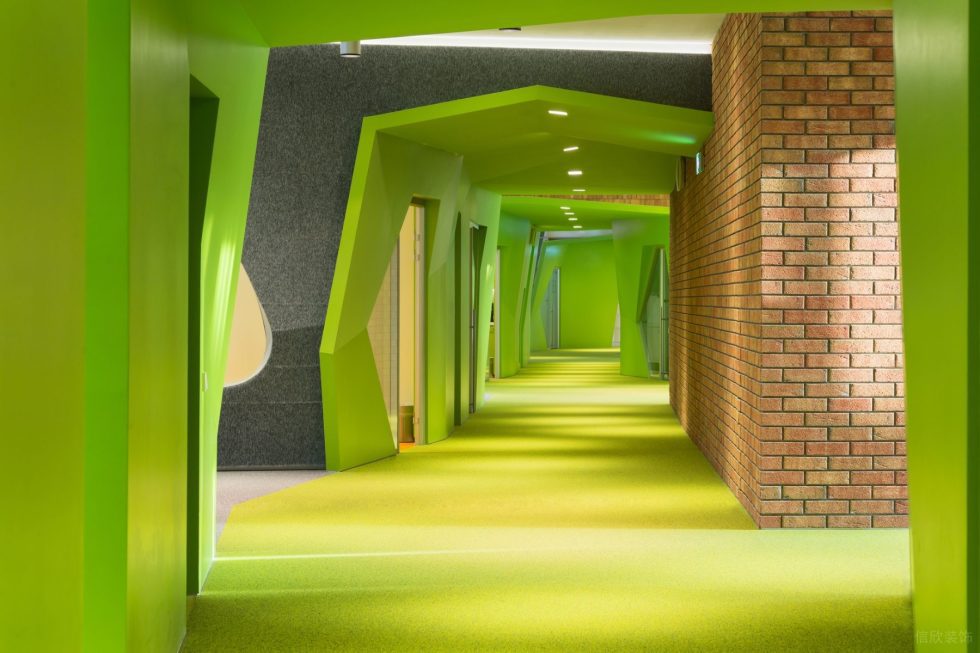 多彩现代风办公室装修设计翠绿色曲面造型过道