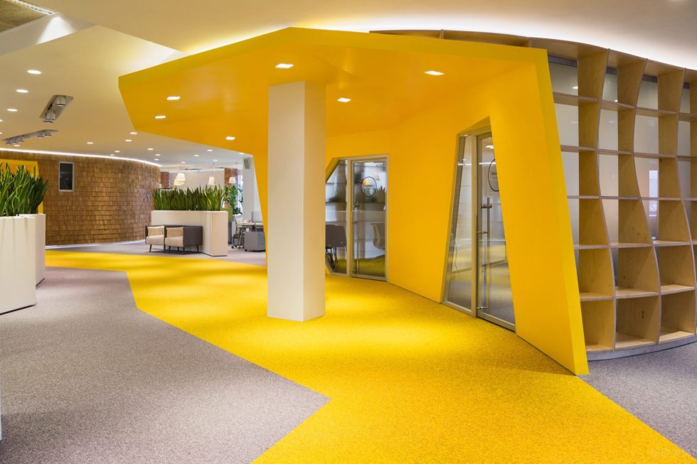 多彩现代风办公室装修设计鲜黄色曲面造型隔墙