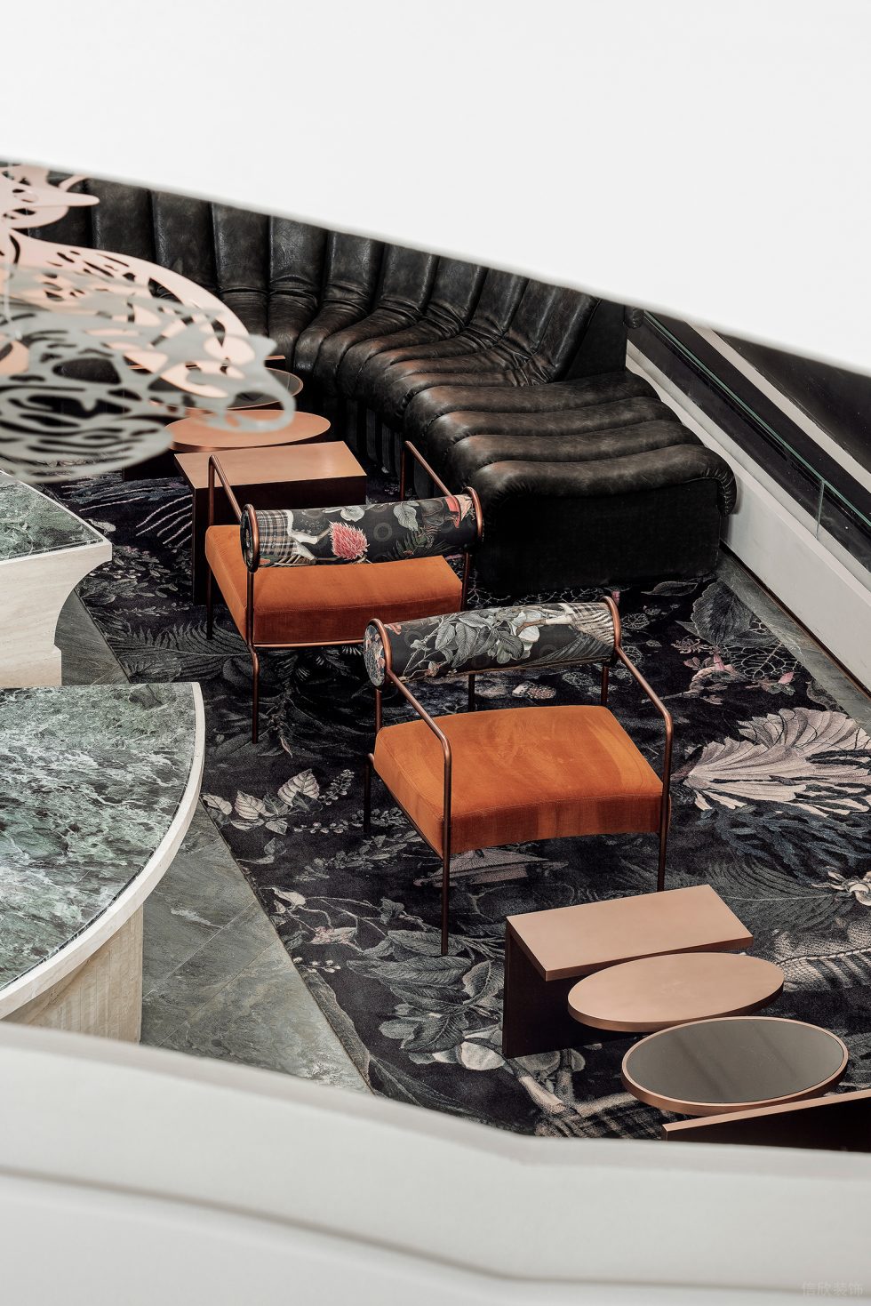 多功能复合空间展厅装修设计 橙色软包座椅黑底花纹地毯