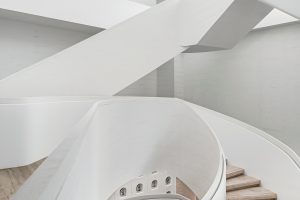 多功能复合空间展厅装修设计 白色调螺旋楼梯