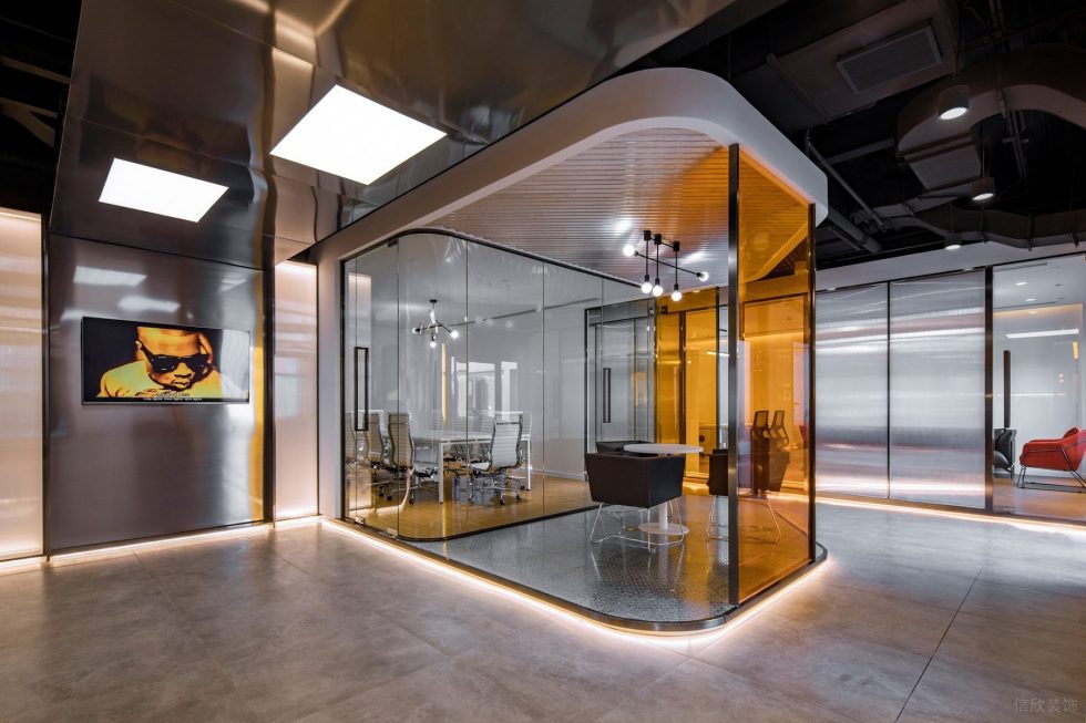 动感现代风办公室装修设计橙色烤漆玻璃洽谈室