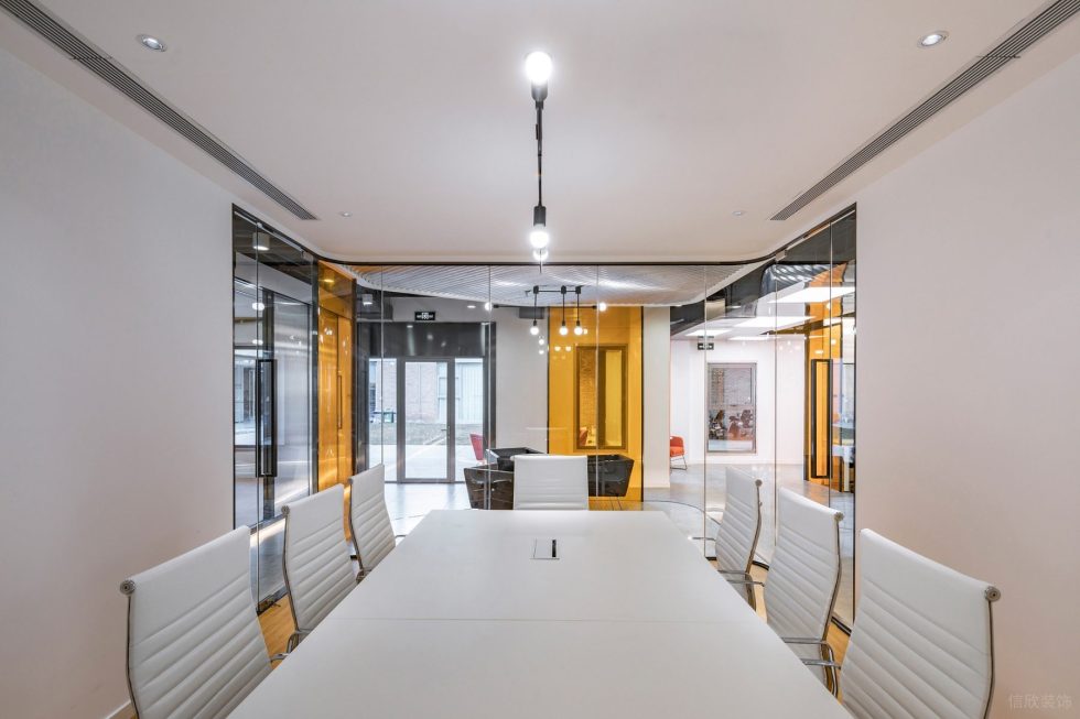 动感现代风办公室装修设计纯白色会议室