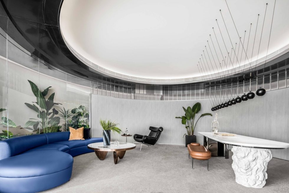 低奢金融中心展厅装修设计 蓝色皮艺沙发白色大理石桌面