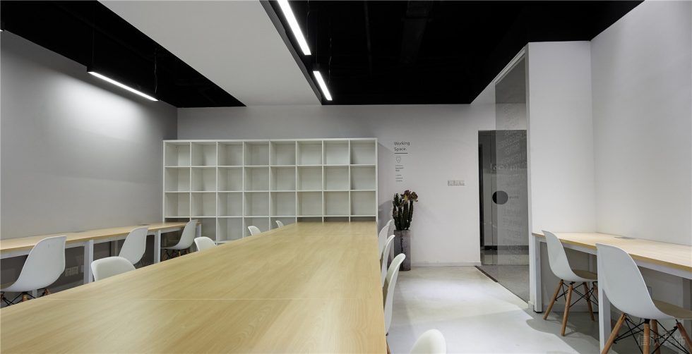黑白灰素雅简约风办公室装修设计原木色办公台